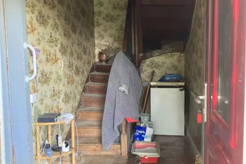 Entrance hall with stairs