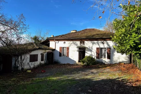 Old Farmhouse to Renovate with 2.34 Hectares and Good Pyrenean Views