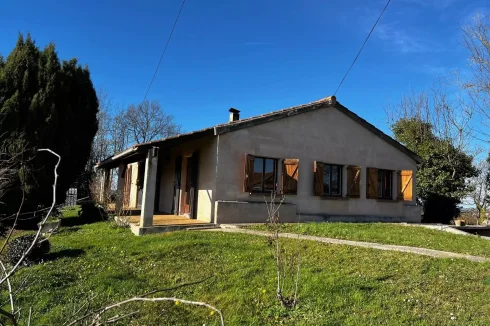 Single-Storey House Dating from the 1980s Facing the Pyrenees