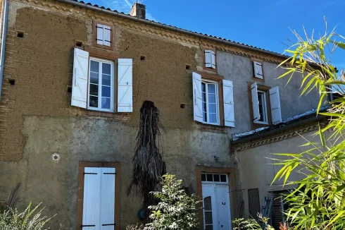 Town House in Good Condition with Garden and Pool