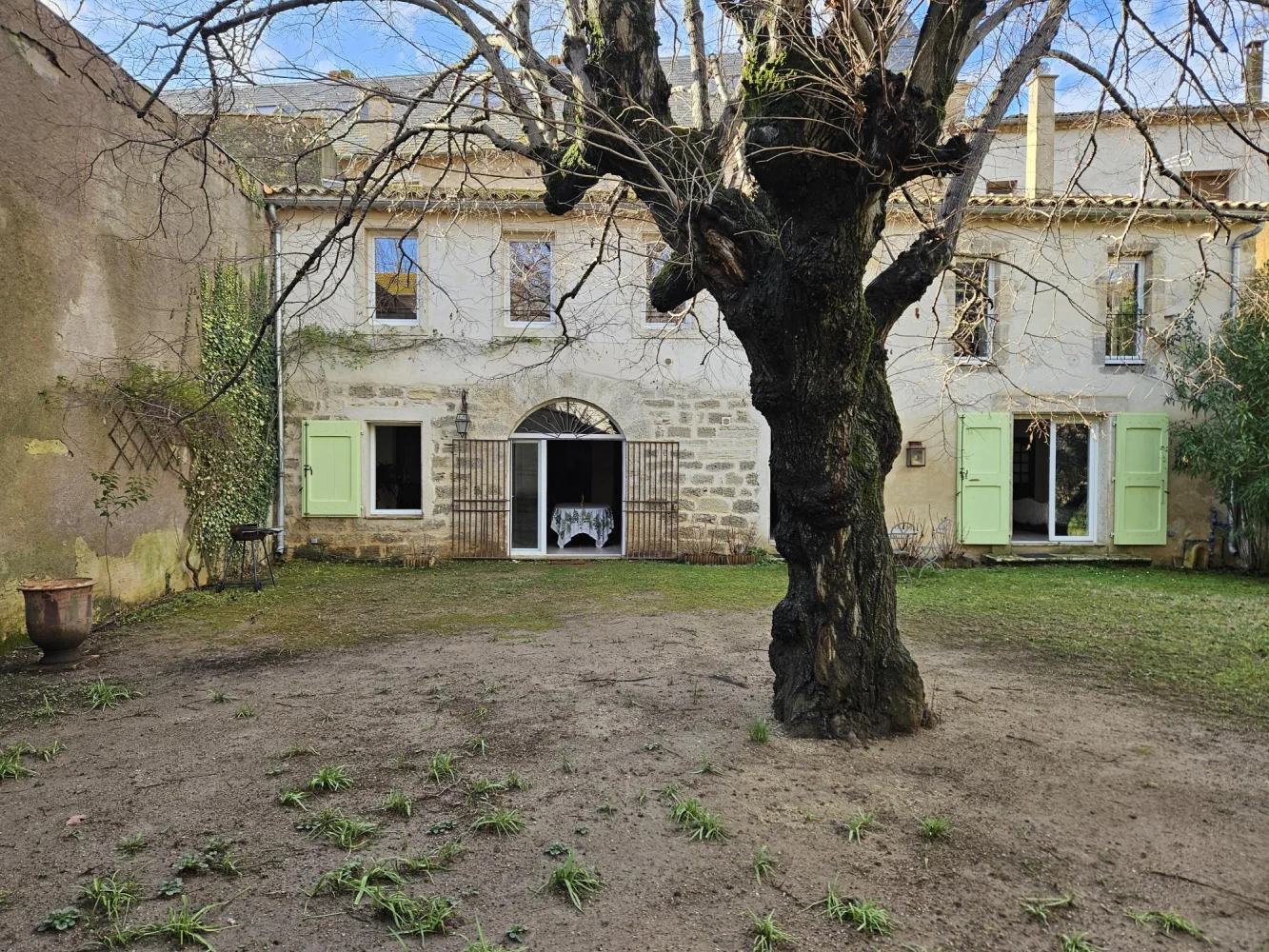 8mn Walk to Center Renovated Property with Garden