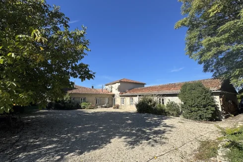 Wonderful equestrian property with 2 houses, stables pool and 11ha of land - no neighbours