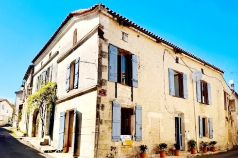Maison impressionnante et spacieuse située dans la ville