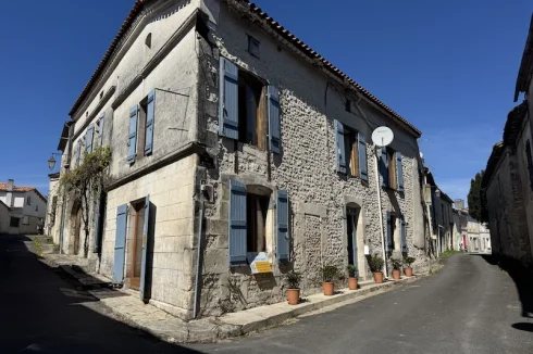 Impressive and spacious house situated in the Town