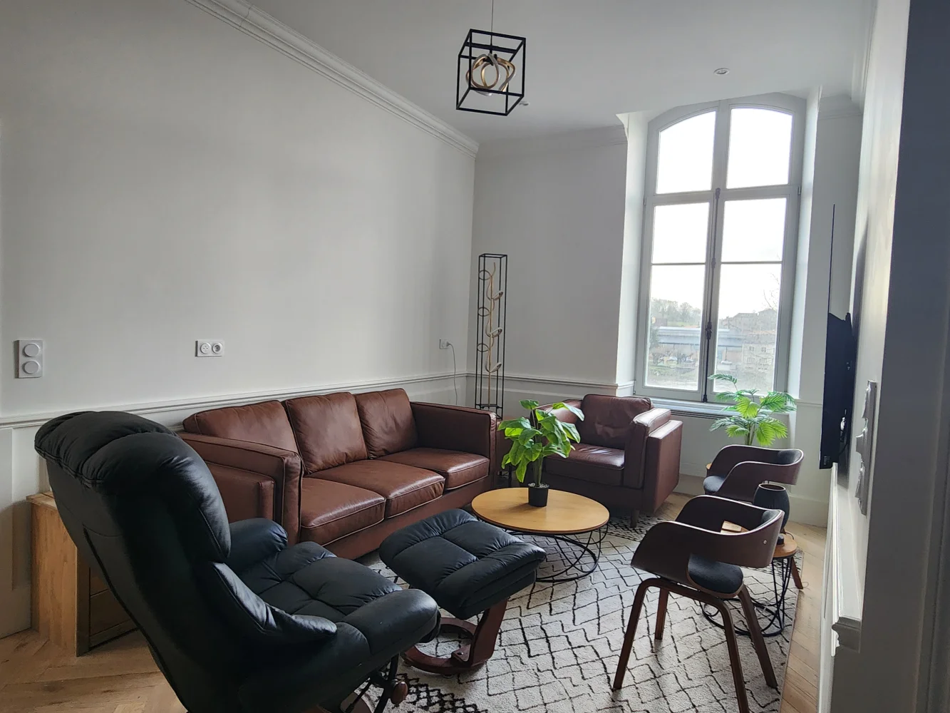 Elegant Riverside 2bed 1bath Apartment Ready to Move into!
