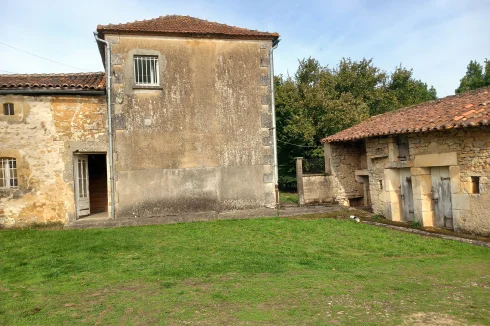 Façade latérale montrant la maison et les écuries d'origine