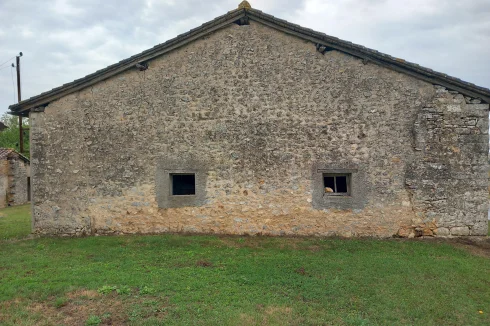 Vue arrière de la grange en pierre