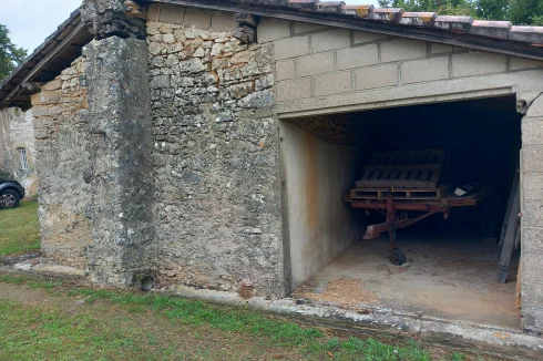 Garage behind she stables