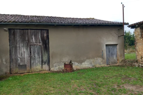 Façade avant de la grange en pierre