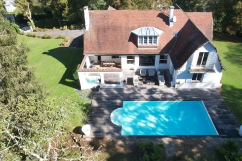 Exceptional Home Set in Idyllic Setting with 7541m² of Land