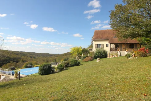 Charming House for Sale with Beautiful Grounds, Swimming Pool and Panoramic Views. Close to all Shops.