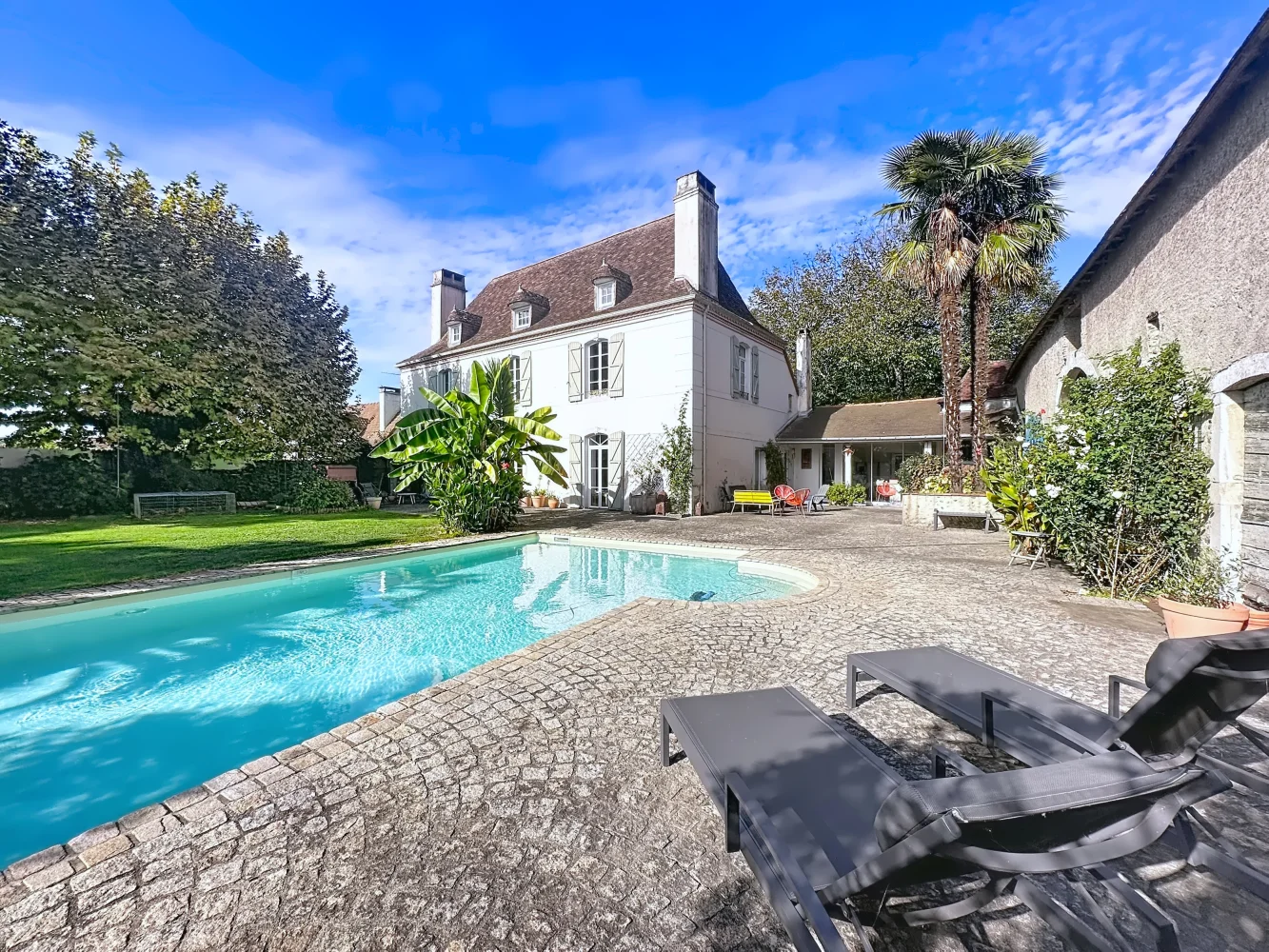 15 mins from Pau (Close to Lescar) - Charming Béarnaise House with Character and Barns