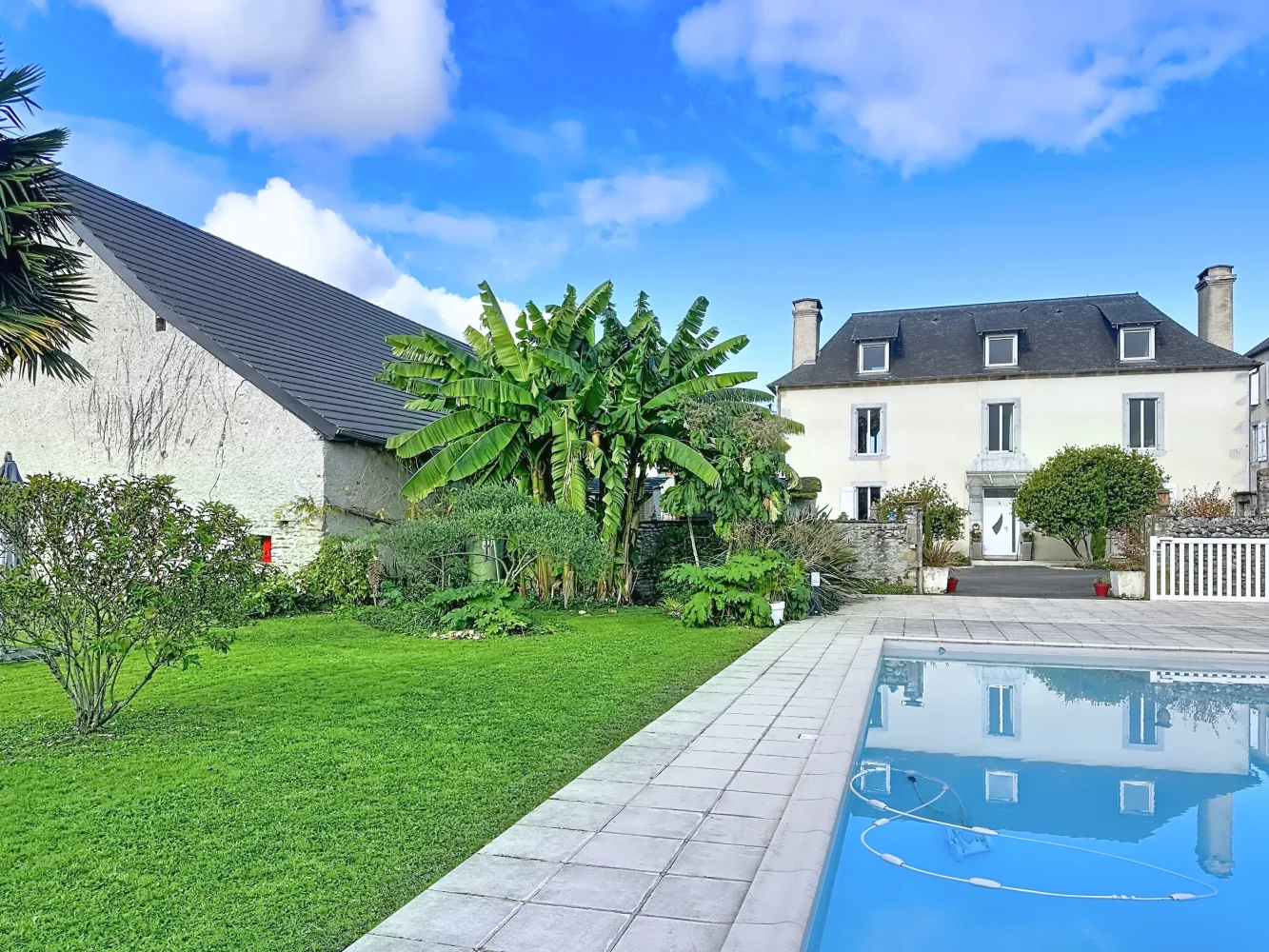 Nay (25 mins from Pau) - Stunning Renovated Béarnaise House with Barns & Swimming Pool