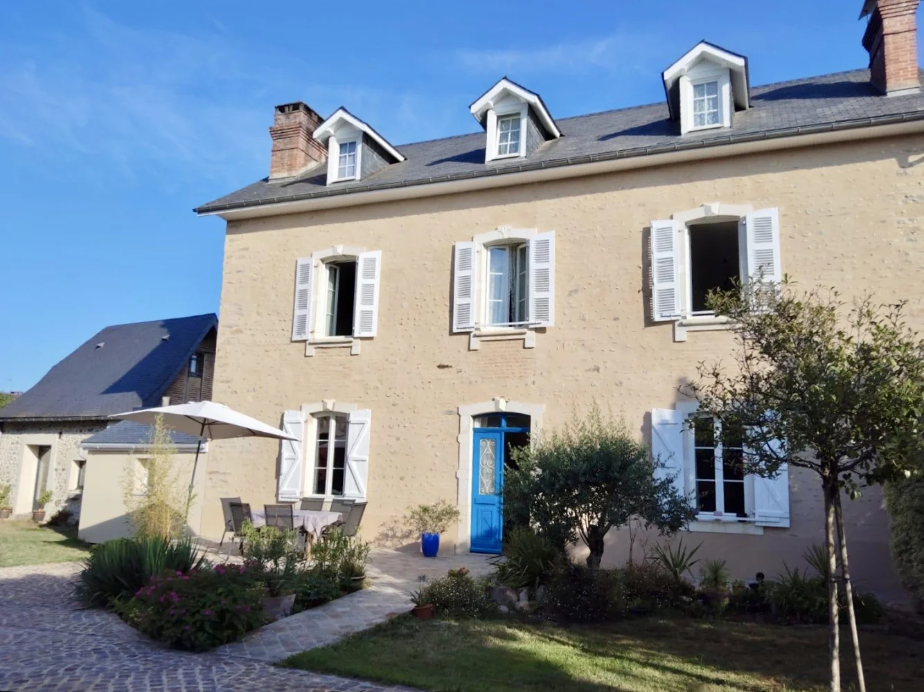 Between Pau & Nay - Charming Béarnaise House with Gîte and Barn