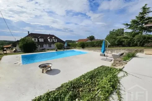 "Beautiful Character House of 331m² with Swimming Pool and Pool House"