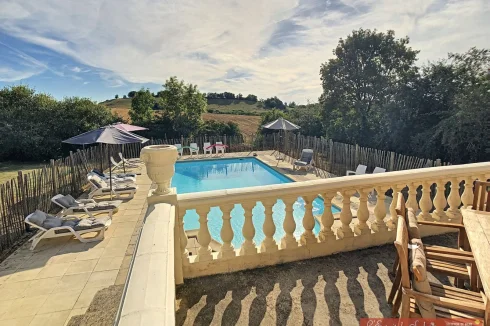 Relax overlooking the pool