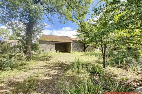 Barn and courtyard to front