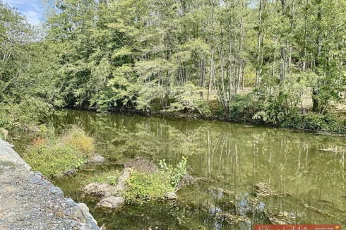 La rivière attenante