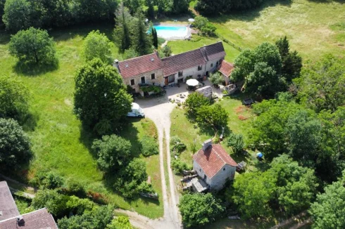 Allée avec chalet à restaurer sur la droite