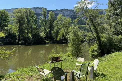 Pique-nique au bord de la rivière