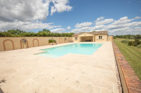 La piscine et ses terrasses