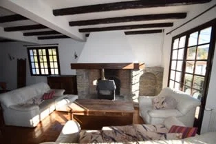 Partie du salon/salle à manger avec poêle à bois