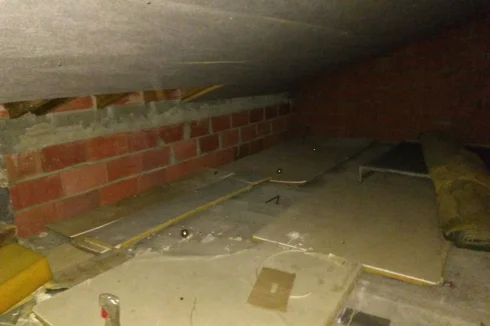 Espace de rangement sous les combles, dernier étage