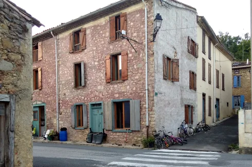 Deux portes avant (une double)