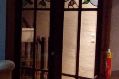 Deux ensembles de portes de pub en vitrail