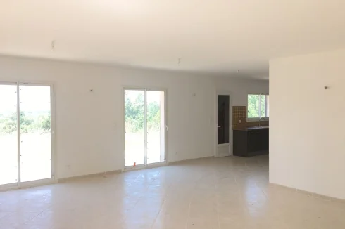 The spacious living room which opens on the terrace
