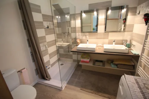 Bedroom/Studio bathroom