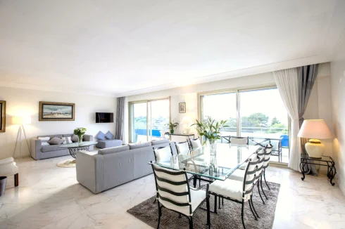 LOUNGE & DINING AREA
