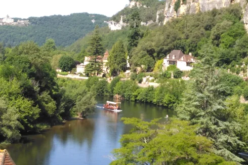 A gabarre sails under the house