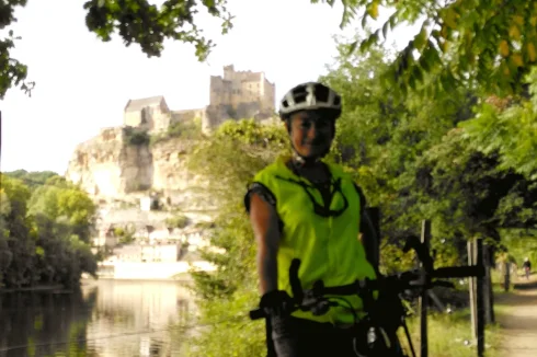 Cycling along the river between Beynac and La Roque Gageac