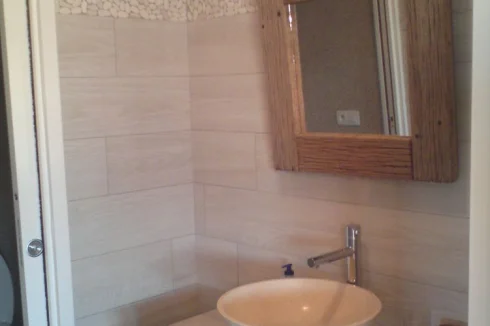 WC entrance & sink