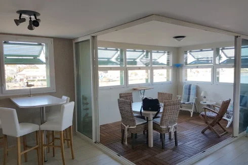 Breakfast bar and terrace