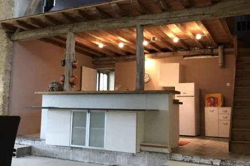 Cuisine en bas/Salle familiale au dessus