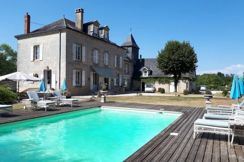 Manoir et piscine extérieure