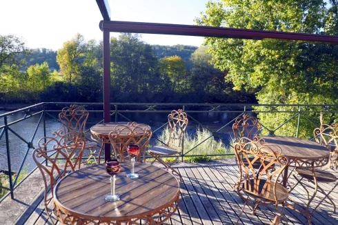 Terrasse avec vue sur la rivière