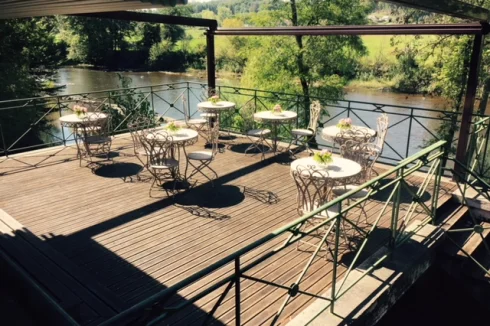 Terrasse avec vue sur la rivière