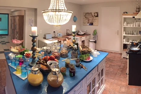 Cuisine Bleu avec la piscine à l'arrière