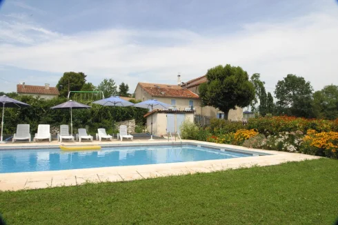 La Vallee: House and pool