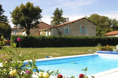 La Chaumiere: View across pool