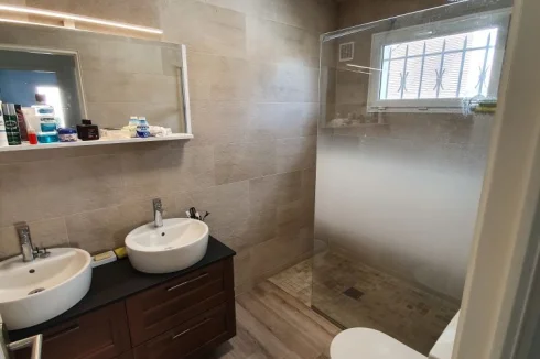 Master bedroom suite bathroom