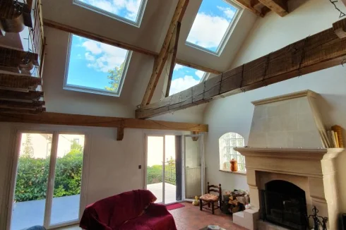 90 M2 Sitting room with large freestone chimney