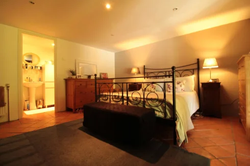 Chambre principale avec salle de bains