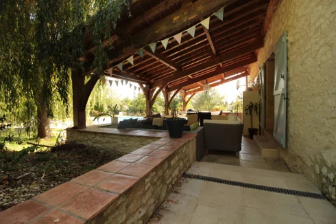 Terrasse de la piscine de la grange