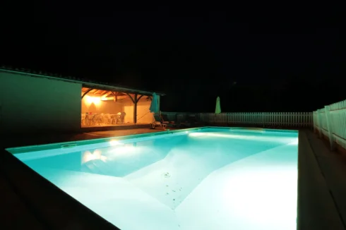 Piscine la Nuit et Pool House