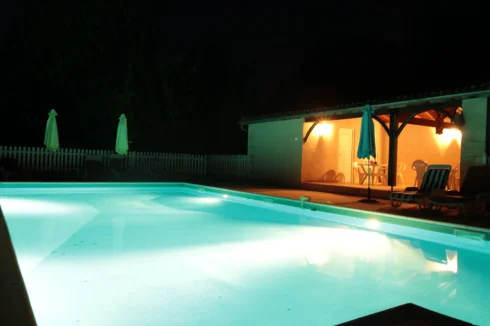 Piscine la Nuit et Pool House