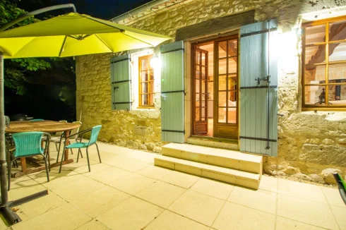 Terrasse de la ferme la nuit